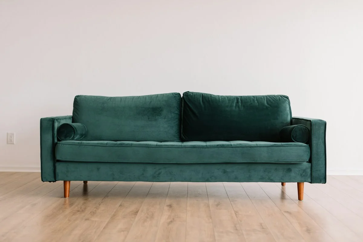Canapé dans un intérieur lumineux, inspiration pour meubler votre propriété