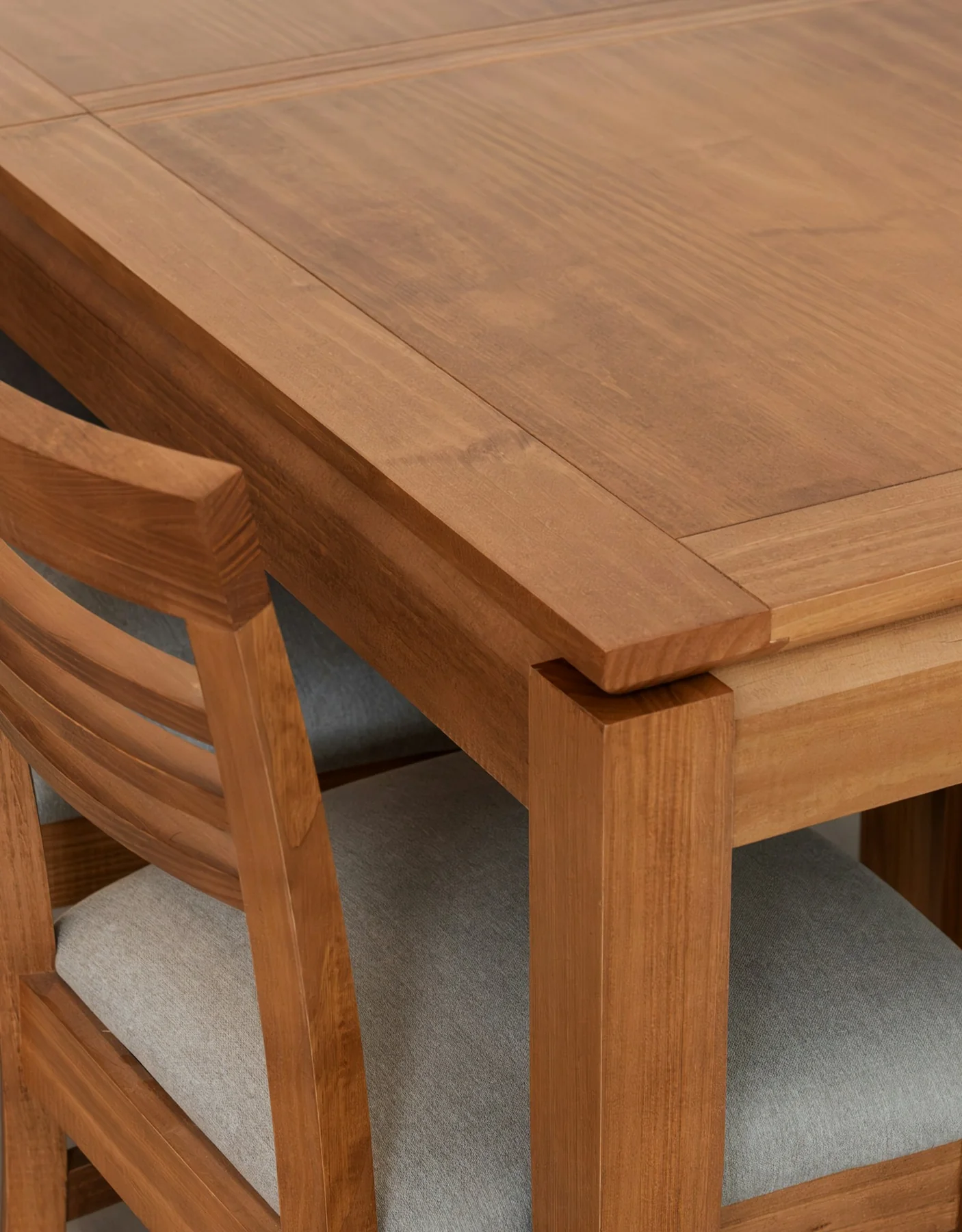 Table et chaises de salle à manger en bois, image d’inspiration